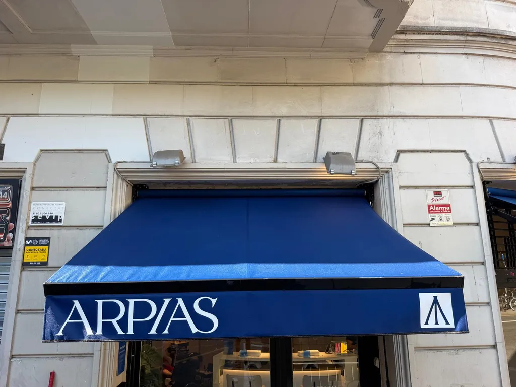 Toldo de lona impecable y desinfectado de una clínica de estética en Barcelona después de la limpieza a presión