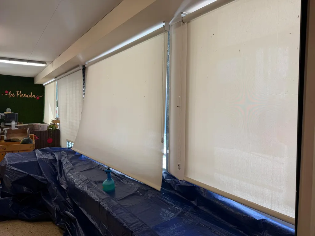 Limpieza de estores screen sin desmontar | Limpieza BCN Preparación para limpiar estores enrollables screen in situ cubriendo el mostrador con plástico azul