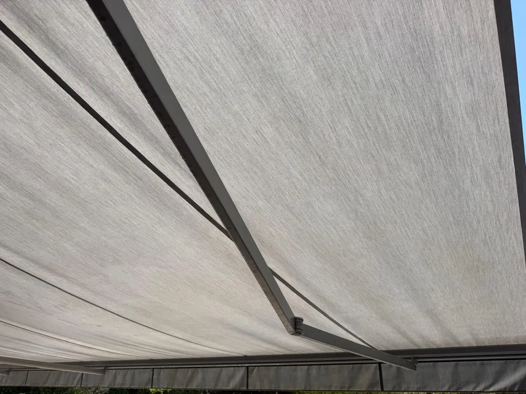 Toldo de lona impecable tras la limpieza profesional | Limpieza BCN Vista superior de la lona del toldo completamente limpia y recuperada tras el tratamiento de extracción