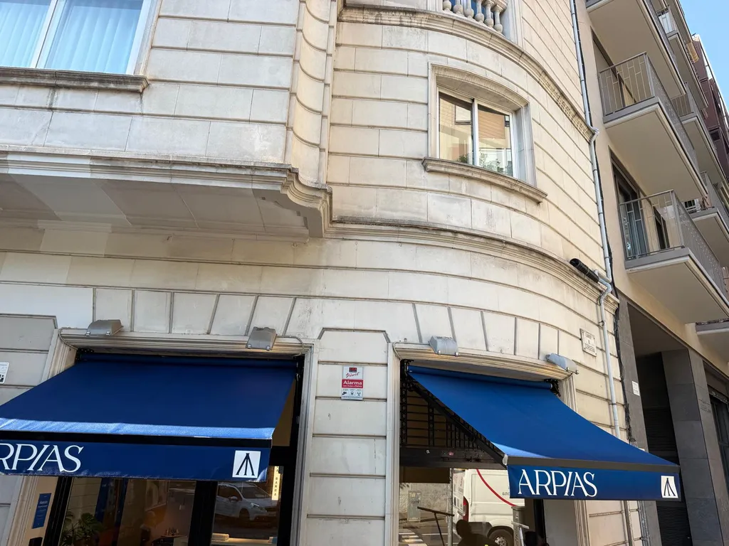 Toldos de lona impecables y desinfectados en las ventanas de una clínica de estética de Barcelona