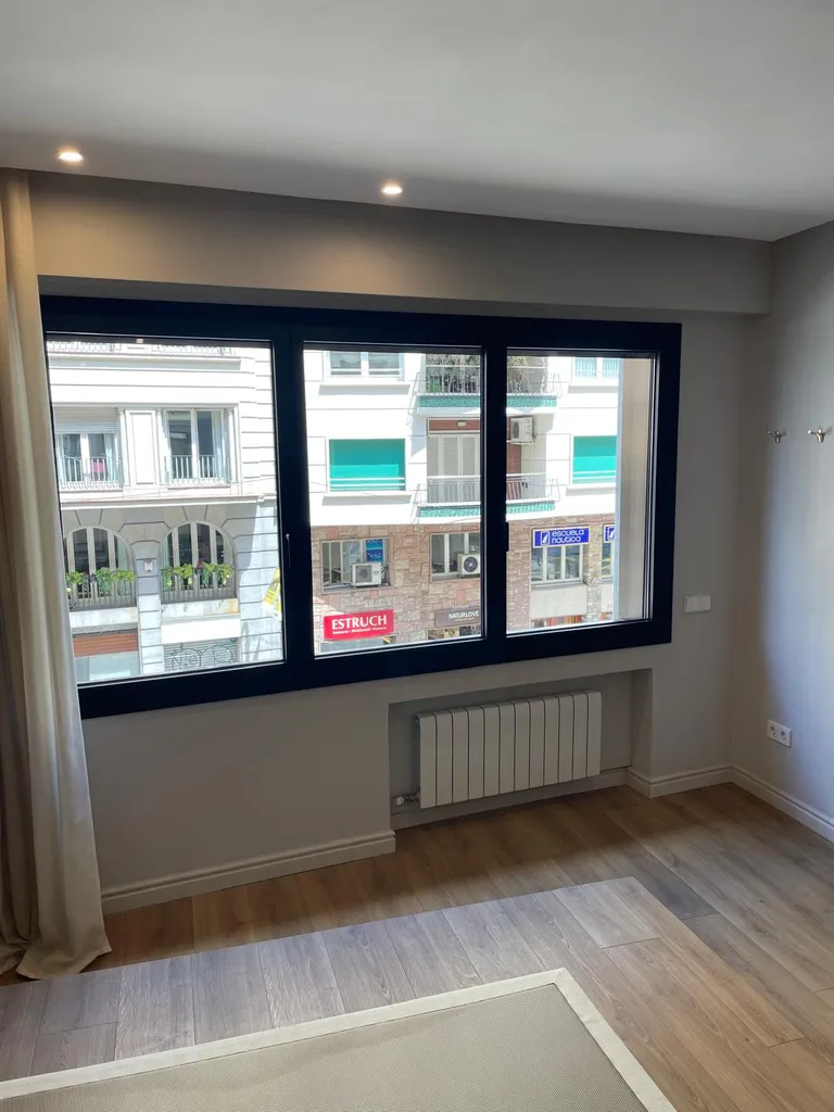 Ventanas limpias que maximizan la luz natural | Limpieza BCN Ventanas impecables y cristales limpios que maximizan la luz natural en un piso de Barcelona