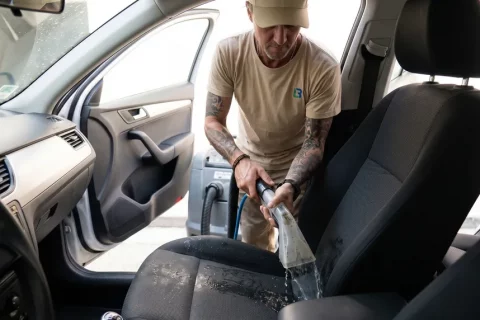 ¿Cómo quitar el olor a humedad y moho del coche? Guía de desinfección