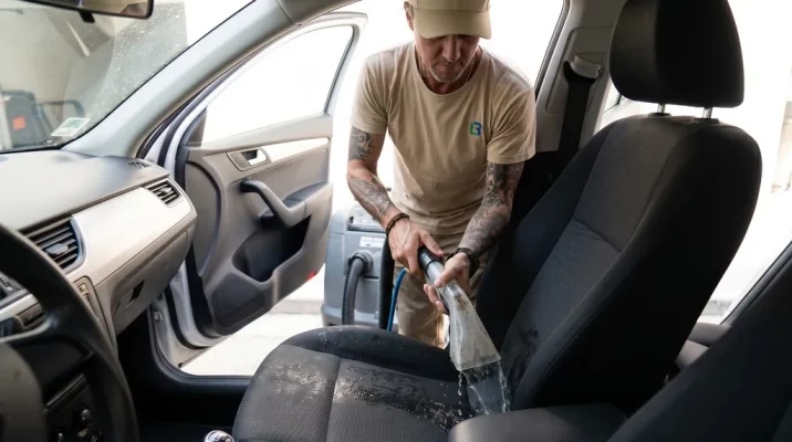 ¿Cómo quitar el olor a humedad y moho del coche? Guía de desinfección