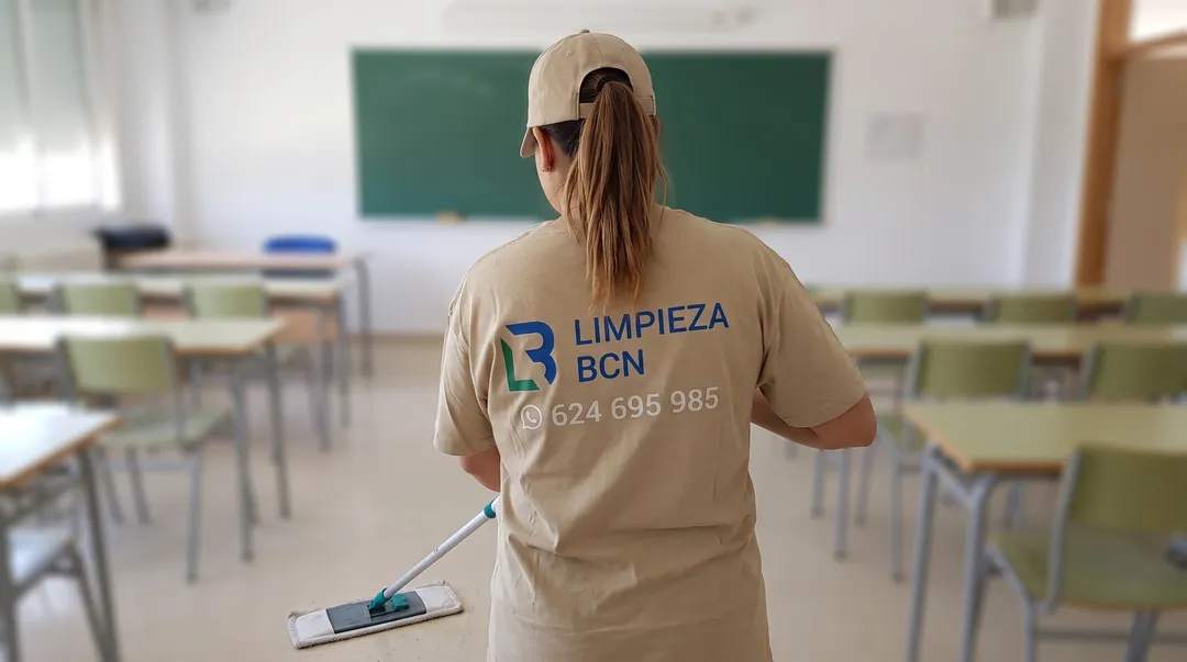Limpieza de suelos en colegios | Limpieza BCN Técnica de Limpieza BCN realizando el fregado y desinfección de suelos en un aula de colegio en Barcelona