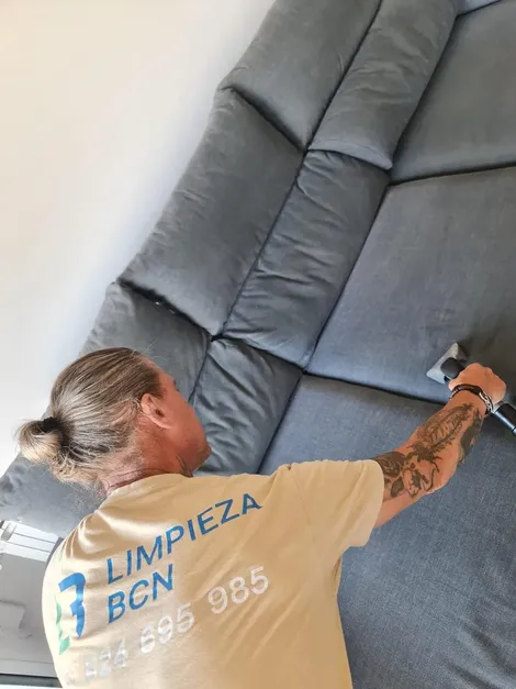 Limpieza de sofás a domicilio | Limpieza BCN Técnico de Limpieza BCN limpiando sofá