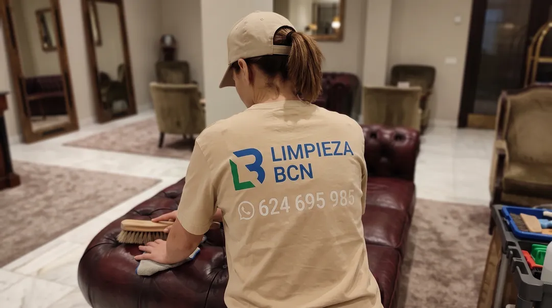 Técnica de Limpieza BCN realizando la limpieza y desinfección de poros en un sofá de piel en Barcelona
